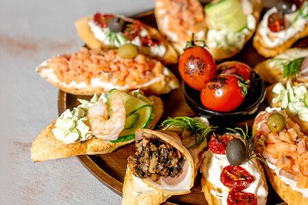 Брускетты с лососем и оливками