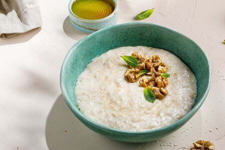 Овсяная каша с грецкими орехами и медом