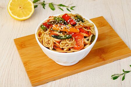 Вок с овощами и соусом