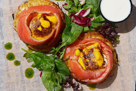 Фирменные драники со слабосоленым лососем и яйцом пашот в голландском соусе