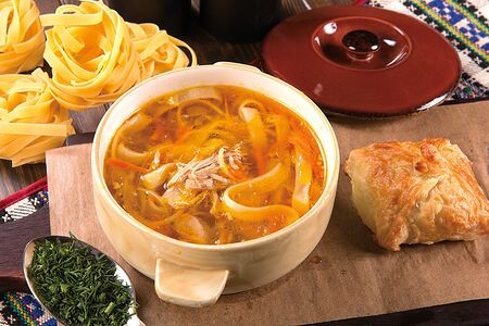Бульон куриный с лапшой и пирожком