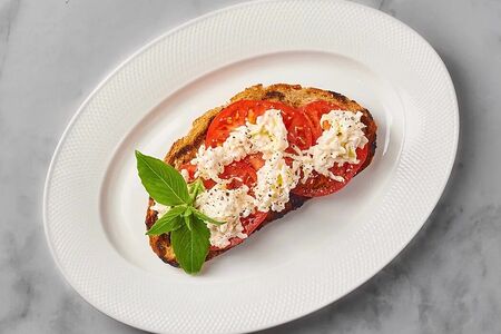 Брускетта с томатами и крабом