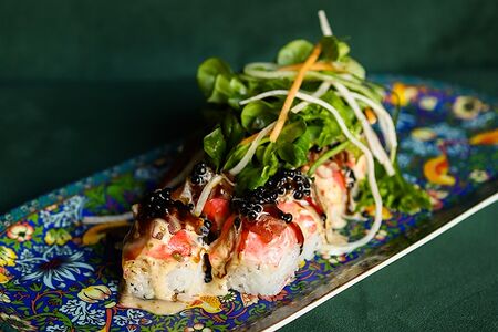 Запеченный ролл с тунцом и пармезаном