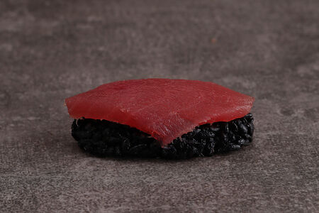 Суши с тунцом