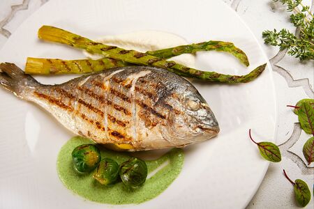 Дорадо со спаржей и кремом из сельдерея