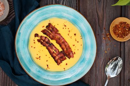 Крем-суп из батата с хрустящим беконом