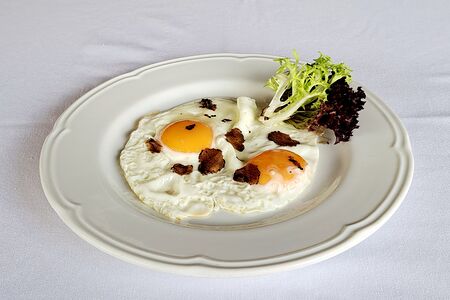 Яичница с черным трюфелем