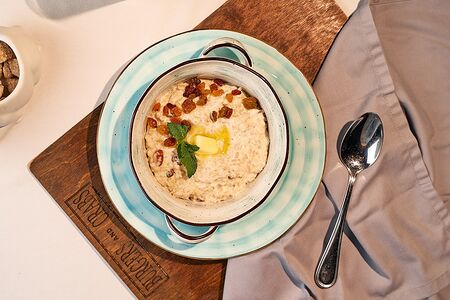 Каша овсяная с изюмом