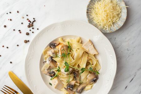 Феттуччине с курицей и шампиньонами