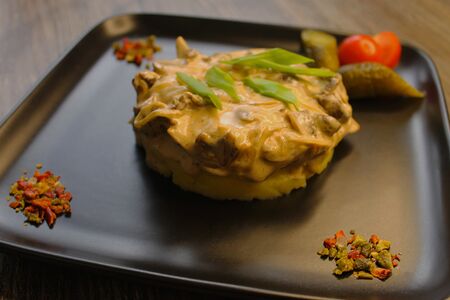 Бефстроганов с картофельным пюре