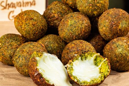 Стаканчик с сырным фалафелем