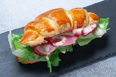 Круассан с ростбифом
