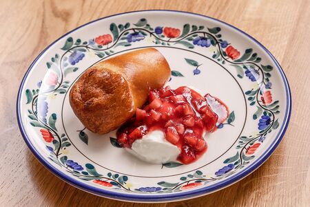 Бабка с кремом из козьего сыра и клубникой