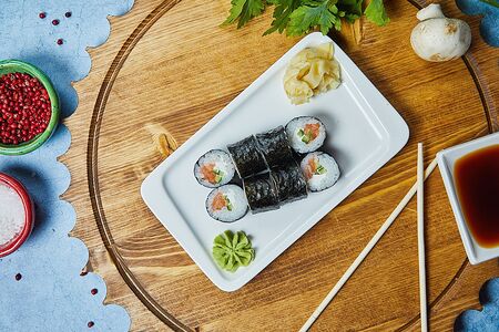 Классик-ролл с лососем, сыром и огурцом