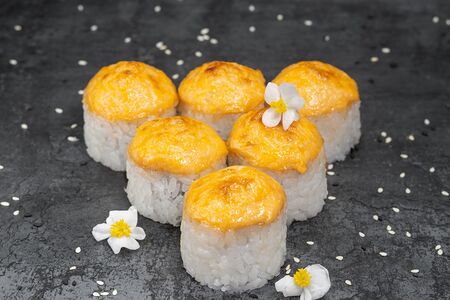 Малый ролл запечённый Том ям