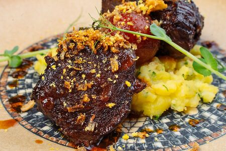 Телячьи щечки, тушенные в портвейне