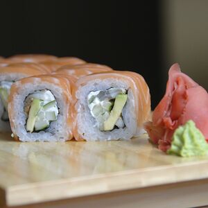 Ролл Филадельфия с угрем