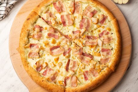 Пицца Курица с беконом на белом соусе