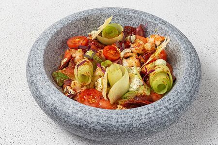 Салат с креветками, вялеными томатами и авокадо