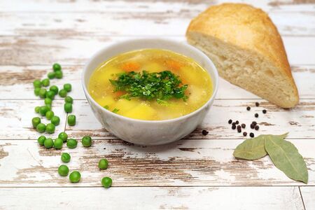 Куриный суп с зеленым горошком