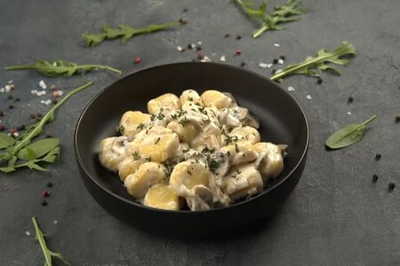 Ньокки в сливочном соусе с грибами