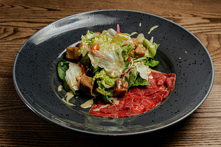 Карпаччо из говядины с хрустящими баклажанами