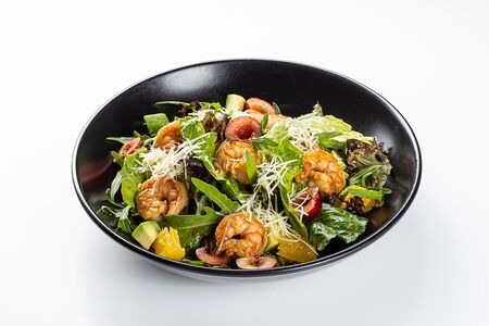 Салат с креветками, рукколой и сезонными фруктами