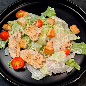 Салат Цезарь с курицей