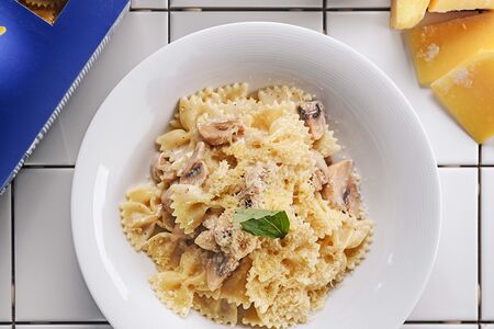 Фарфалле с курицей и грибами