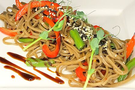 Гречневая лапша Соба с овощами и соусом сладкий чили