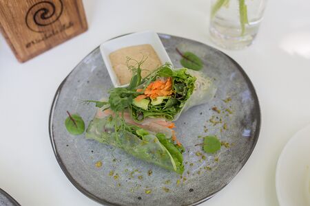 Спринг-ролл с авокадо и миксом салатов