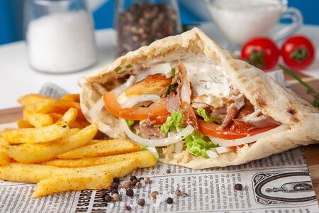 Гирос в кипрской пите