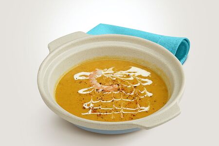 Чечевичный суп с мятой и креветками