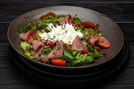 Салат с вяленой уткой и страчателлой