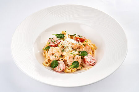 Тальятелле с лососем и креветками