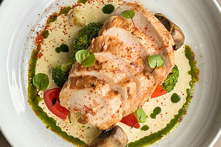 Цыплёнок Су-Вид с муссом из кукурузы и овощами гриль