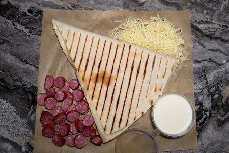 Треугольник с колбасками и сыром