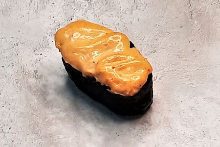 Гункан копченым лосось