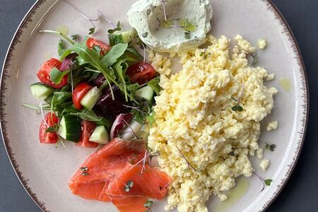 Скрэмбл с лососем и креметте