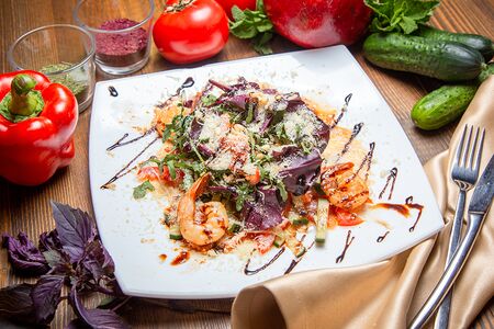 Салат с рукколой и креветками