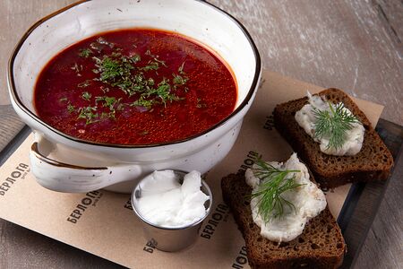 Борщ с салом и гренками