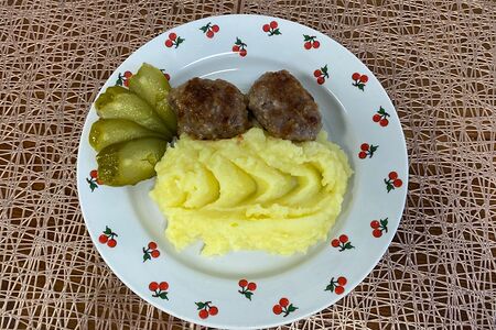 Картофельное пюре с котлетами