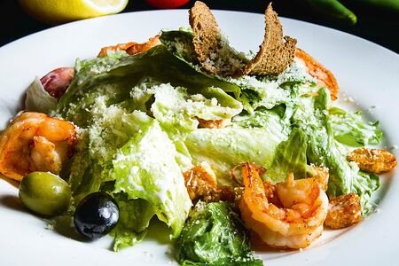 Салат Цезарь с тигровыми креветками