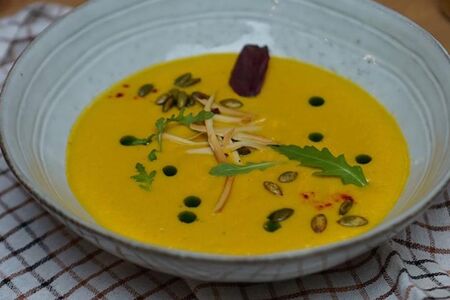Тыквенный крем-суп на кокосовом молоке с копченым сыром