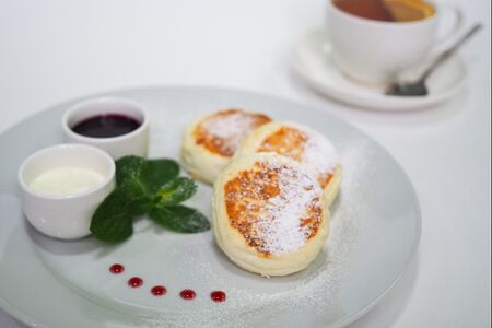 Сырники со сметаной и джемом