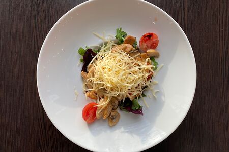 Теплый салат с курицей