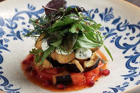 Салат с хрустящим баклажаном и кремом из молодого сыра