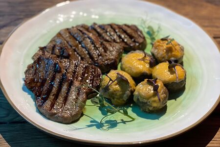 Свинина гриль с шампиньонами