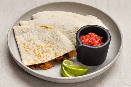 Кесадилья с говядиной и черными бобами