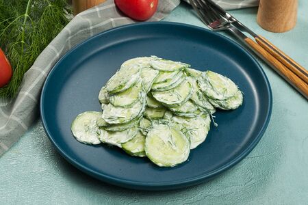 Салат из огурцов со сметаной и зеленью